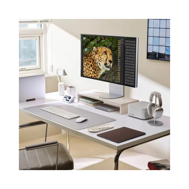 LG UltraFine 32U990A-S 32" IPS 6K USB-C Thunderbolt 5 Professional Monitor